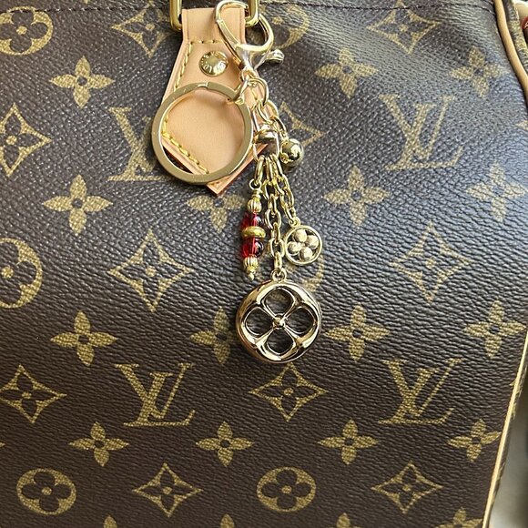 GOLD CLOVER Bag Charm Red and Gold Tone - Picture 5 of 8